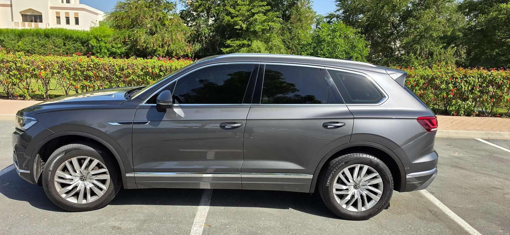 Volkswagen Touareg 2021 — photo 1 of 10