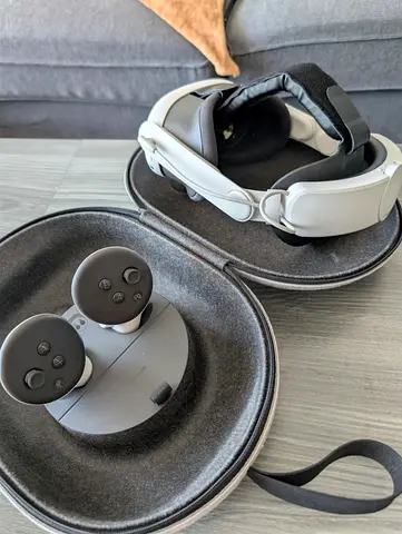 Meta Quest 3 VR with controllers, Excellent condition, with case, and built-in PB - box included