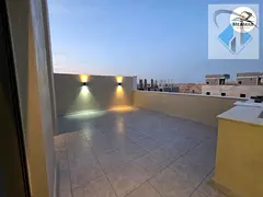 New villa with a very large built-up area, excellent location, 5 rooms and a roof terrace, large fro