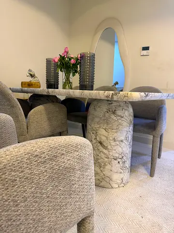 Donnons table 6 seaters and chairs