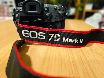 Canon EOS 7D Mark II DSLR Camera Body, canon 18-135 EFS IS lens + Strap - Good Condition