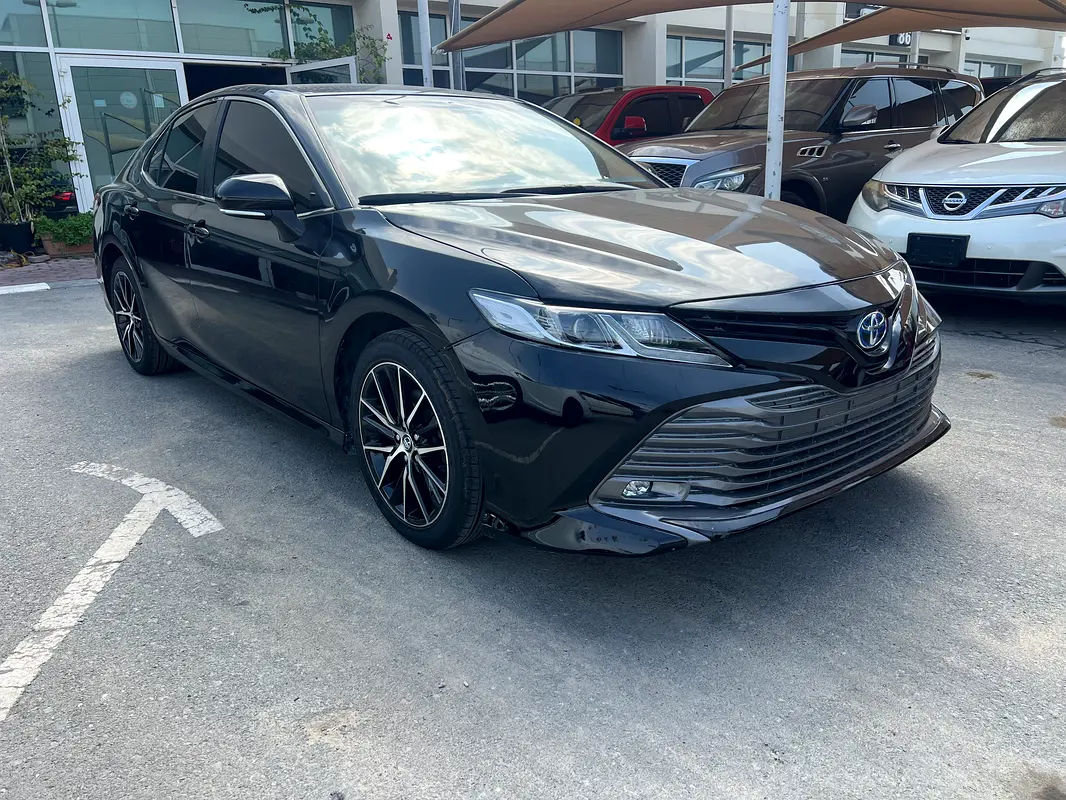 Toyota Camry 2020 — photo 1 of 19