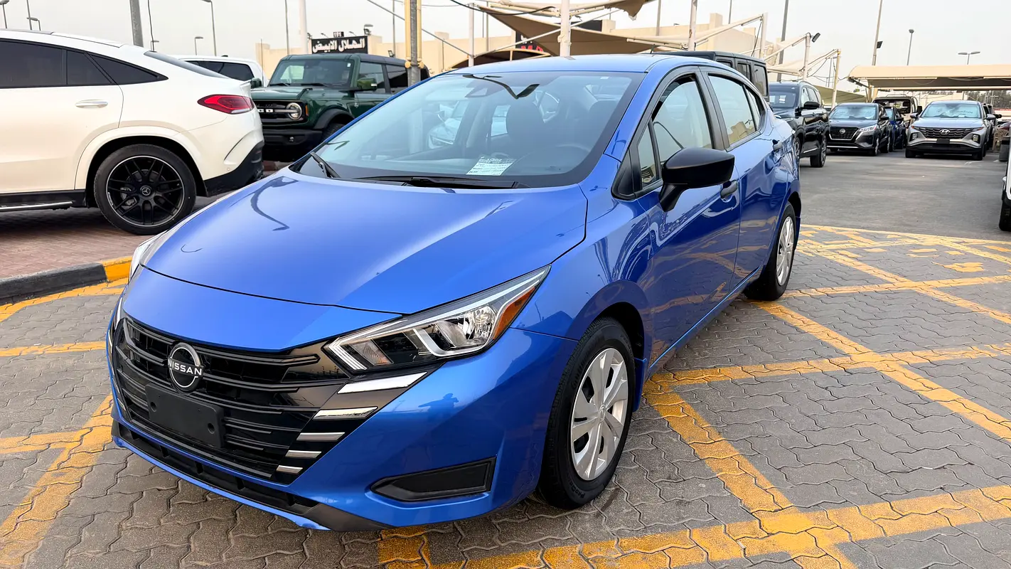 Nissan Versa 2023 — photo 1 of 8