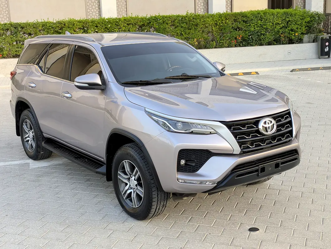 Toyota Fortuner 2017 — photo 1 of 19