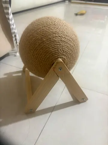 CAT SCRATCHER BALL