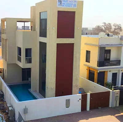 A villa with elegant, modern finishes and spacious living areas, ideal for families, in a prime location close to all amenities.