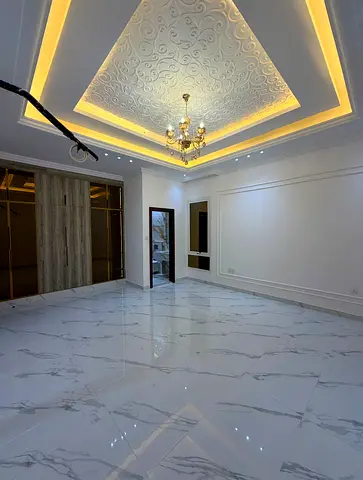 Villa for annual rent in Al Helio 1, Ajman. 4 bedrooms + majlis + 2 living rooms + roof terrace. AED 120,000. First occupancy.