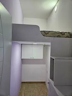FULLY CLOSED PARTITION NEAR INSURANCE MARKET METRO 1600