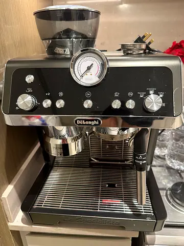 DeLonghi Pump Espresso Machine with Built-in Grinder (Used)