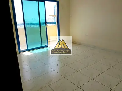 فرصة مميزة للإيجار السنوي شقة غرفتين وصالة في منطقة ليوارة 1 بعجمان، بجوار برج ميان، بإطلالة مفتوحة رائعة على مدينة عجمان بالكامل، مع موقع حيوي قريب م