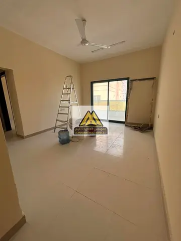 بلكونه  ب اطلاله بحريه غرفه وصاله / مساحه كبيره / سعر مميز / ع الطريق الرئيسي /