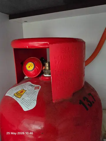 Dubai red small gas cylinder 13.7 kgs with regulator and hose