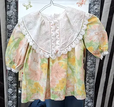 Floral vintage-style girls blouse with lace collar