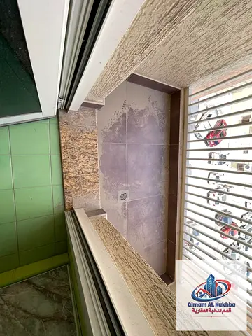 أجمل غرفه وصاله بالنباعه مع بلكون باطلاله مميزه جدا تكييف وغاز مركزي مساحات عمليه مناسبه للعائلات الصغيره مع باركينج ترابي  التامين شيك لا يصرف