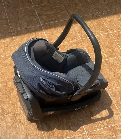Baby infant car seat with ISOFIX base - used, good condition, detachable