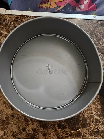 Round non-stick cake baking pan with removable base