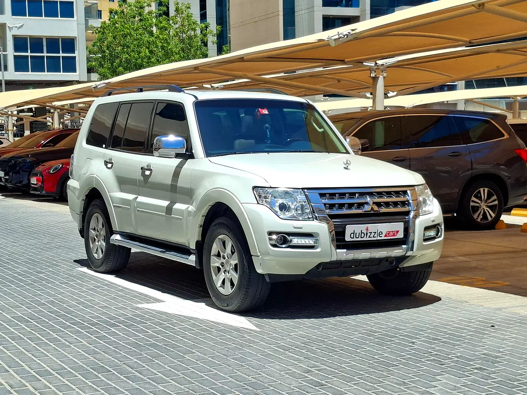 Mitsubishi Pajero 2017 — photo 1 of 14
