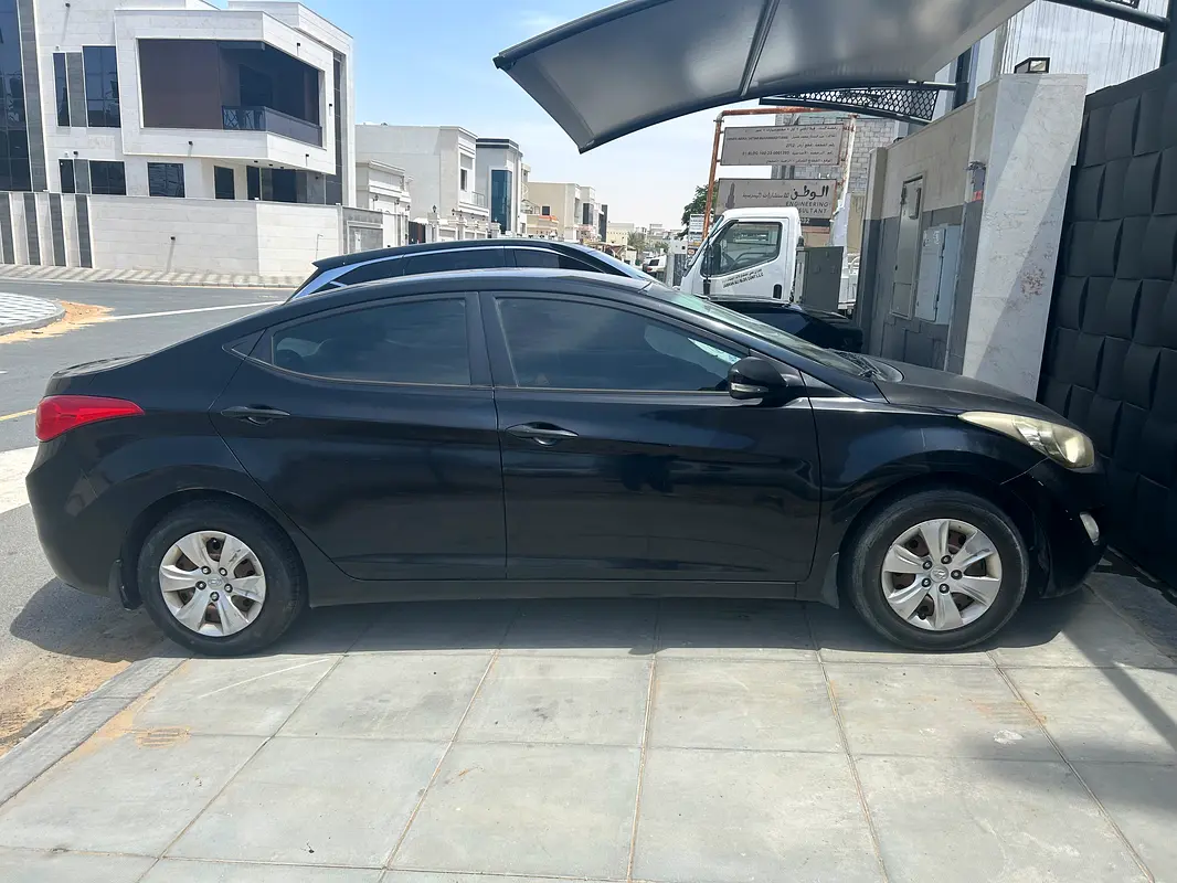 Hyundai Elantra 2014 — photo 1 of 4