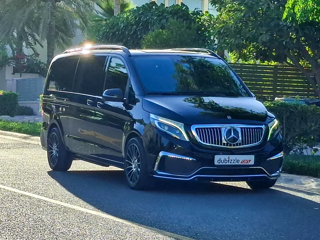 Mercedes-Benz V-Class 2022 — photo 1 of 18