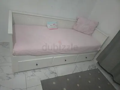 Child Crib- White wooden daybed with 3 storage drawers - single