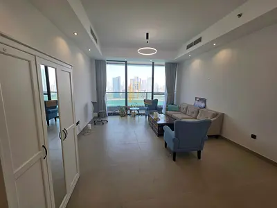 🏡 شقة فاخرة للبيع في برج لابلاج بإطلالة كاملة على بحيرة الممزر 🌊✨