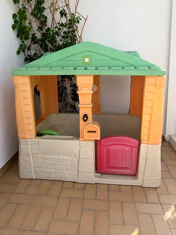 Little Tikes Playhouse - Outdoor Kids Playhouse