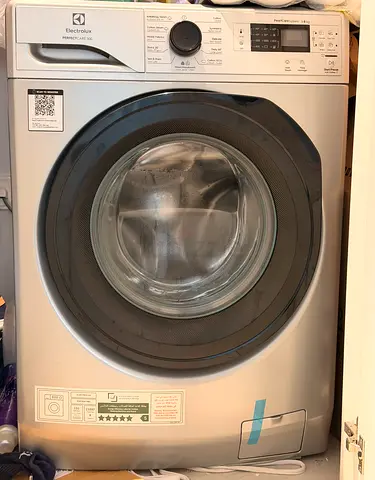 Electrolux front-load washing machine - like new condition