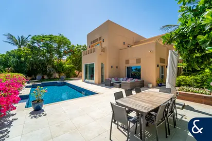 5 beds | Golf Course Backing | Exclusive