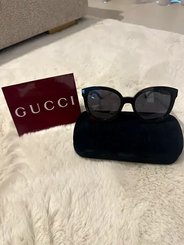 Gucci black cat-eye sunglasses with case