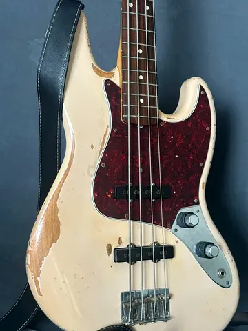 Fender Jazz Flea Roadworn Shell Pink