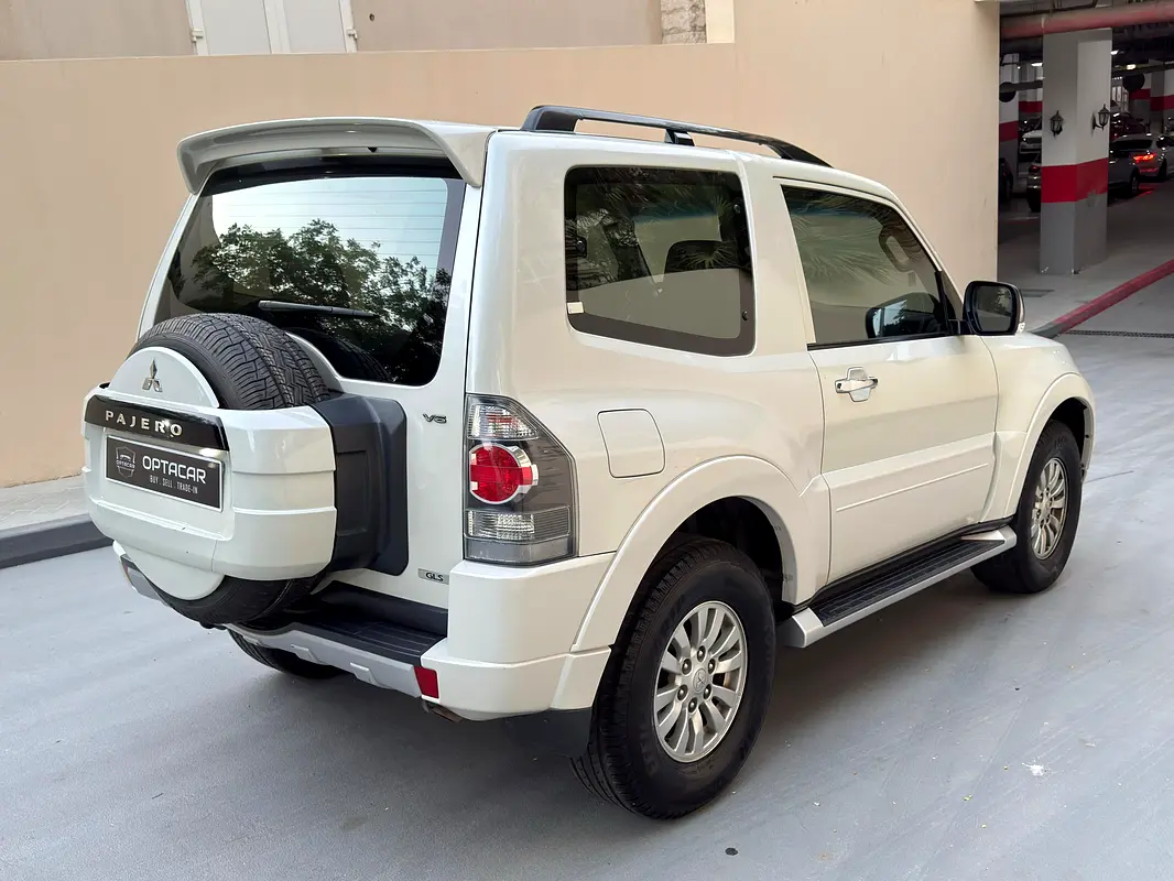 Mitsubishi Pajero 2011 — photo 1 of 18