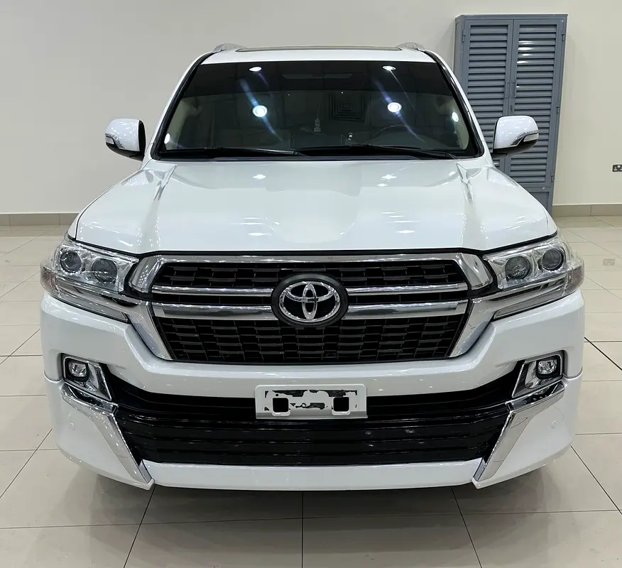Toyota Land Cruiser 2017 — photo 1 of 16