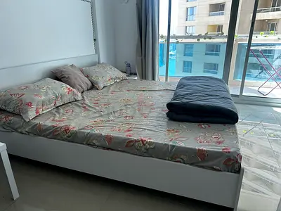 White bed frame 180x200 (king size)