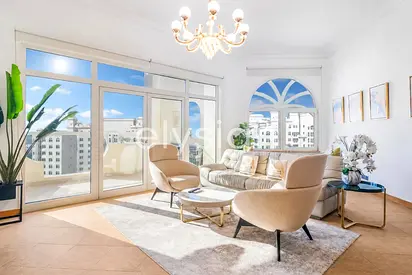 Top Floor | High Ceilings | Vacant | Beach Access