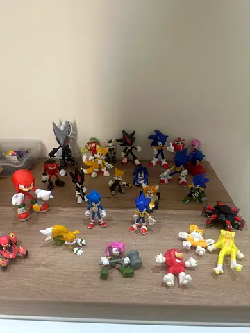 Collection of Sonic the Hedgehog action figures - assorted small figures