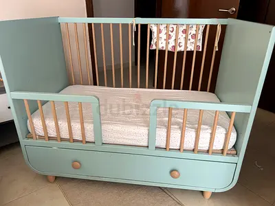 Baby crib an drawer and free mattress