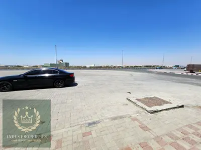 مستودع زاوية على الطريق الرئيسي، موقف سيارات واسع، بدون طابق نصفي