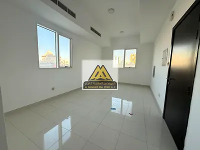 غرفه وصاله / تاني ساكن / مساحه كبيره تكيف مركزي  / ع الطريق الرئيسي /