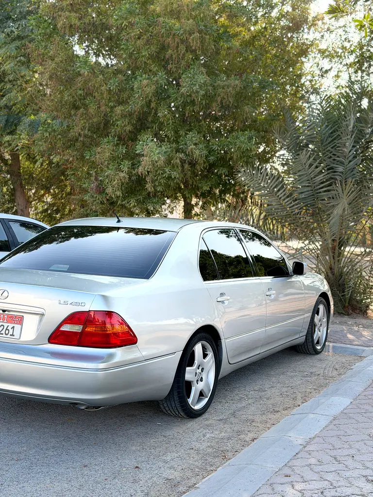 Lexus LS-Series 2002 — photo 1 of 4