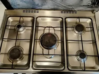 5-Burner Stove + Big Oven – Good condition