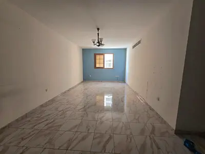 شقة غرفتين وصالة للإيجار في القليعة مساحة واسعة بلكونة كبيرة غرفة غسيل وتكييف مركزي موقع مميز