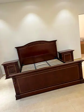 Luxury Classic Bedroom Set Excellent Condition
Solid wood, elegant classic design