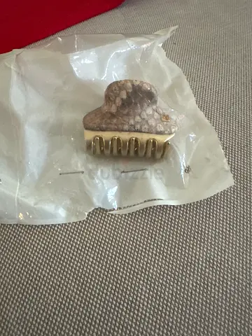 Small gold-tone hair claw clip with textured design - new