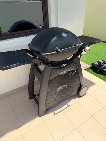Weber Charcoal Grill on Cart - Good Working Condition / Used
