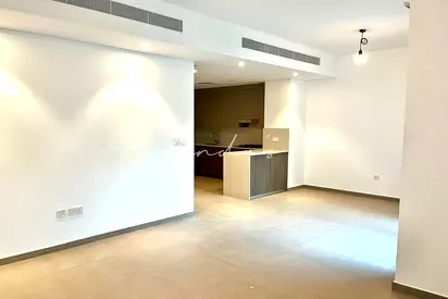 Quiet Single Row | Landscaped | Close to Amenities