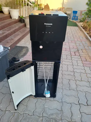 Bottom load water dispenser