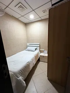 SINGLE PERSON ROOM AVAILABLE GYM AND POOL  CAR PARKING FREE  near metro