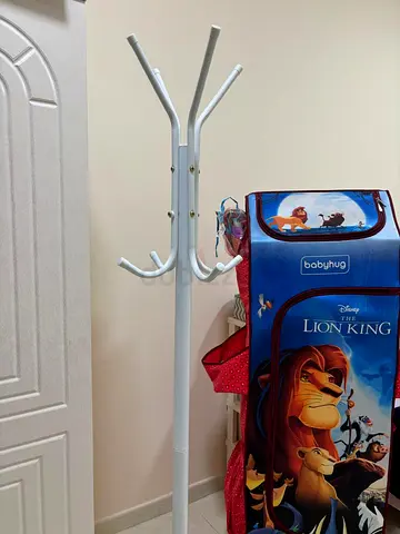 White freestanding coat rack / hat stand - good condition