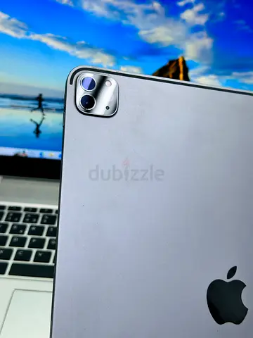 Ipad pro 12.9 4th generation (512GB) with accessories sim
