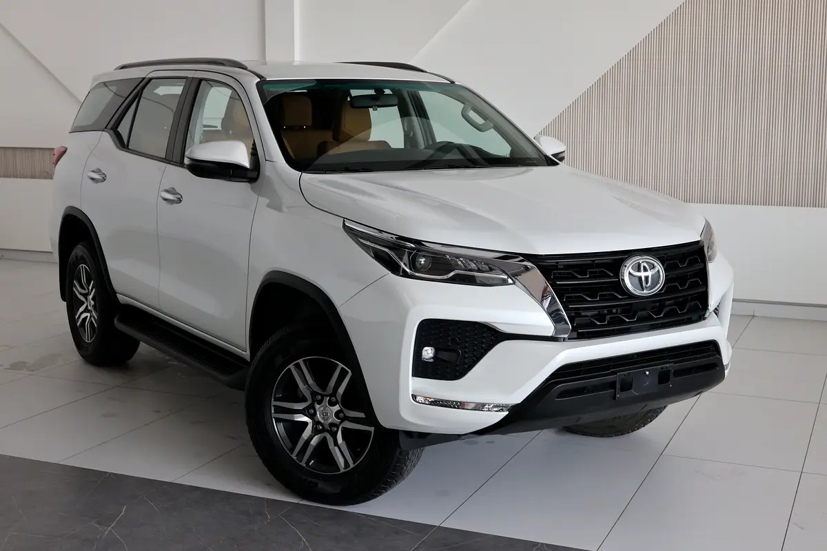Toyota Fortuner 2023 — photo 1 of 19